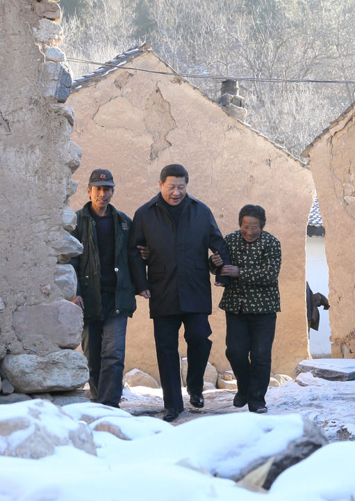 2012年12月30日,习近平总书记来到地处深山的河北省阜平县龙泉关镇骆驼湾村,走进困难群众唐宗秀(右)家慰问看望。新华社记者 庞兴雷 摄 2012年12月30日,习近平总书记来到地处深山的河北省阜平县龙泉关镇骆驼湾村,走进困难群众唐宗秀(右)家慰问看望。新华社记者 庞兴雷 摄