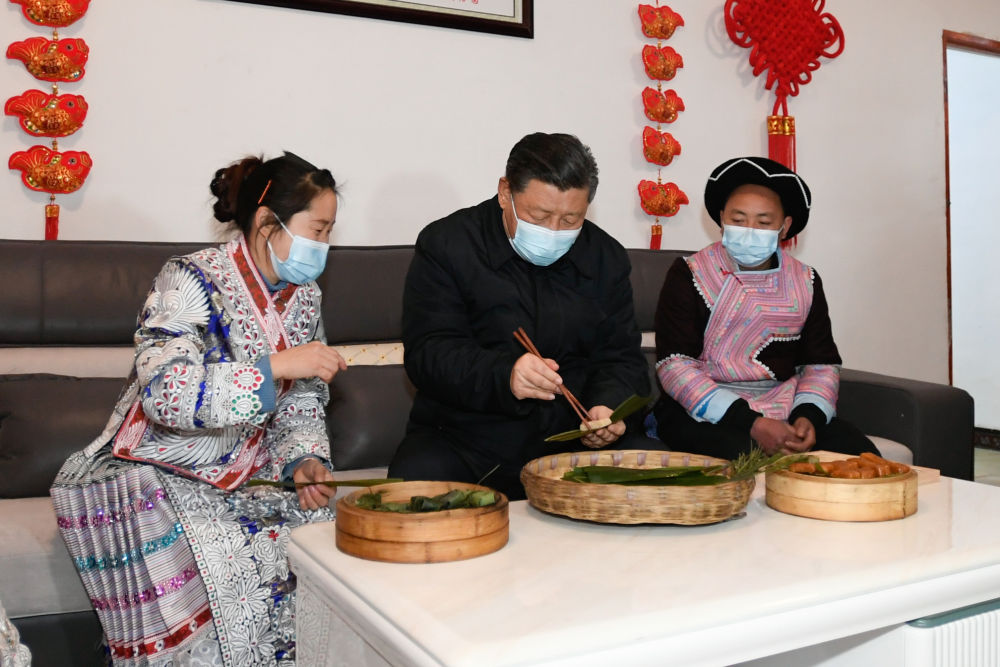 2月3日下午,习近平总书记同赵玉学一家边聊家常边制作当地传统节日食品黄粑。新华社记者 李学仁 摄 2月3日下午,习近平总书记同赵玉学一家边聊家常边制作当地传统节日食品黄粑。新华社记者 李学仁 摄