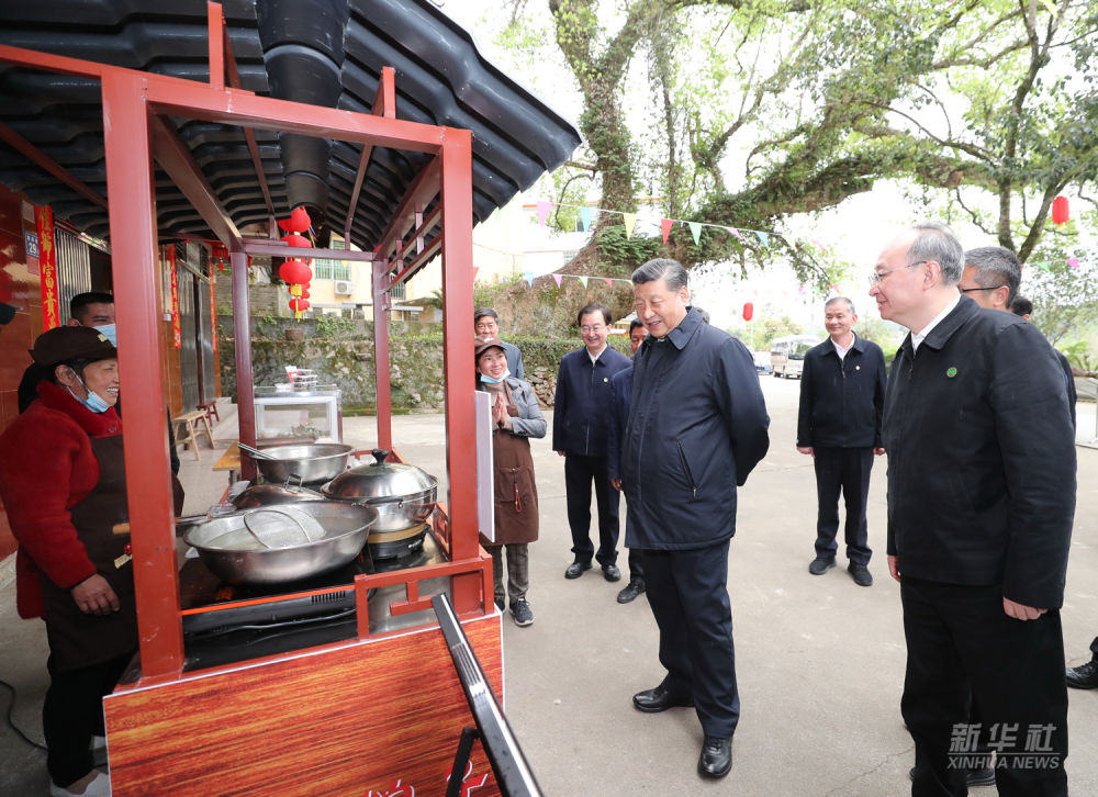 △2021年3月22日至25日，习近平在福建考察。这是23日下午，习近平在三明沙县夏茂镇俞邦村考察时，在小吃摊边同乡亲们亲切交谈。