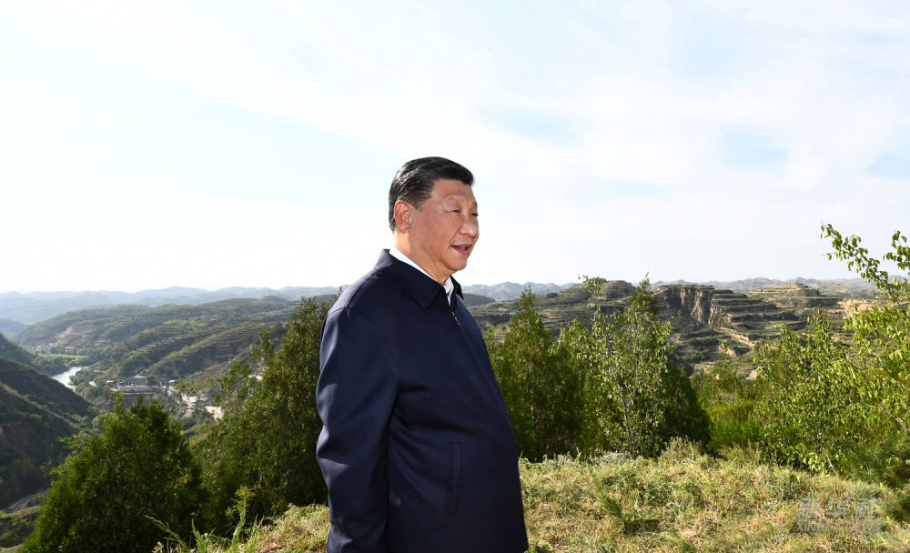△2021年9月13日至14日，习近平在陕西省榆林市考察。这是13日下午，习近平在米脂县银州街道高西沟村龙头山山顶，考察黄土丘陵沟壑区综合治理情况。