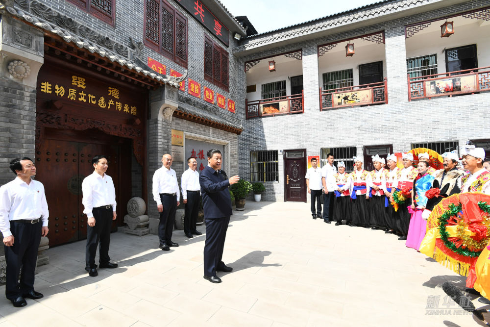 △2021年9月13日至14日，习近平在陕西省榆林市考察。这是14日上午，习近平在绥德县非物质文化遗产陈列馆，同群众亲切交流。