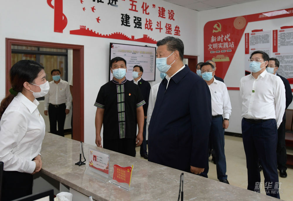 △2020年9月16日至18日，习近平在湖南考察。这是16日下午，习近平在郴州市汝城县文明瑶族乡沙洲瑶族村服务中心，了解基层公共服务工作情况。