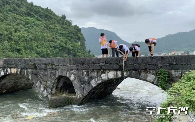 博士服务团对邵阳市新宁县枧杆山村的桥梁进行评估检测。均为学校供图 博士服务团对邵阳市新宁县枧杆山村的桥梁进行评估检测。均为学校供图
