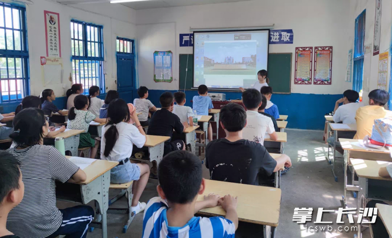 博士团来到永州市新田县门楼下瑶族乡学校开展边坡灾害安全知识科普讲座。 博士团来到永州市新田县门楼下瑶族乡学校开展边坡灾害安全知识科普讲座。