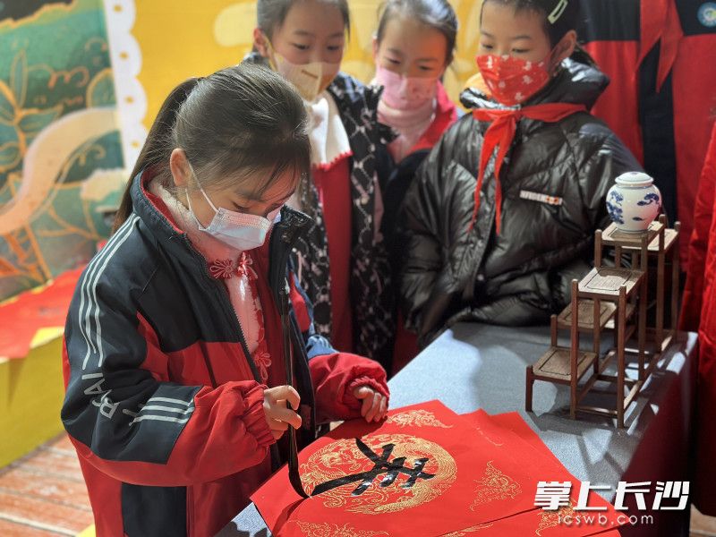 孩子们写“春”字、剪窗花、折春纸。 孩子们写“春”字、剪窗花、折春纸。