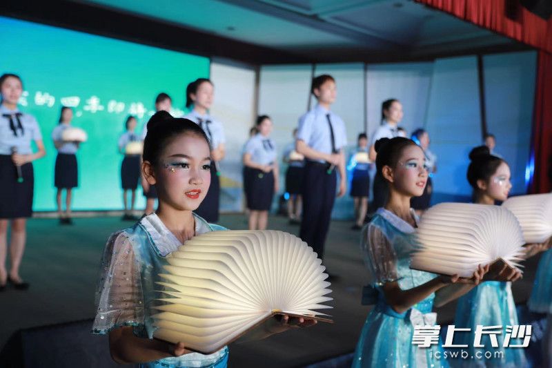学生们呈现了精彩的节目。长沙晚报通讯员李静摄 学生们呈现了精彩的节目。长沙晚报通讯员李静摄