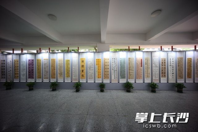 现场展示了师生的书法作品。 现场展示了师生的书法作品。