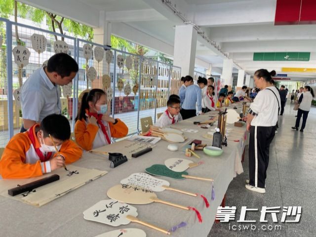 展示现场学生们的精彩作品让来宾流连忘返。 展示现场学生们的精彩作品让来宾流连忘返。