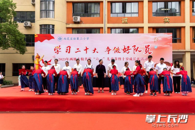 优秀少年受到表彰。 优秀少年受到表彰。