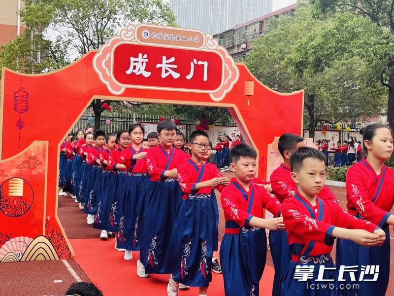 孩子们走过成长门。 孩子们走过成长门。