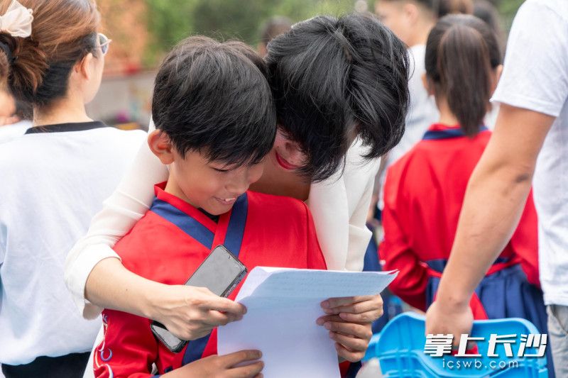 和父母互赠书信。 和父母互赠书信。