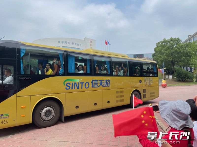 考生们也像欢送人群挥手致意。 考生们也像欢送人群挥手致意。