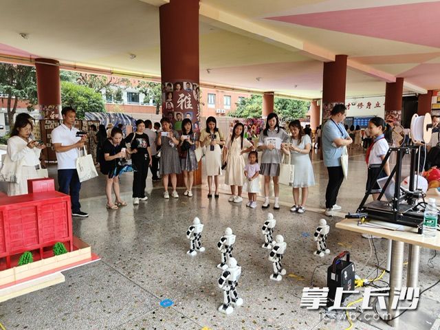学校人工智能活动展示。长沙晚报通讯员翟雨桐摄 学校人工智能活动展示。长沙晚报通讯员翟雨桐摄