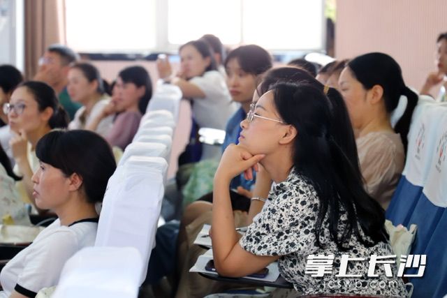 参与培训认真听讲的老师。 参与培训认真听讲的老师。