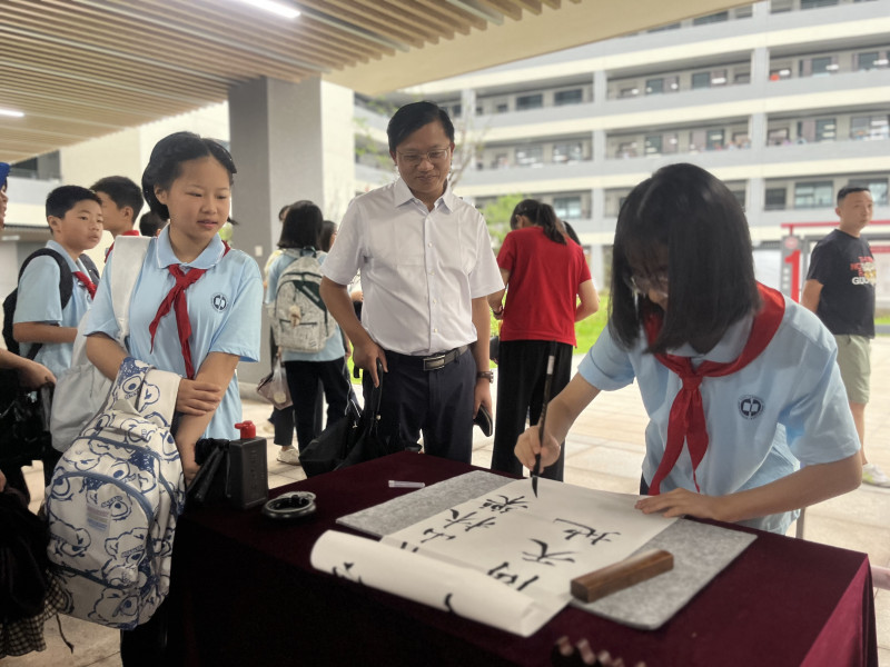 一名学生在展示书法。 一名学生在展示书法。