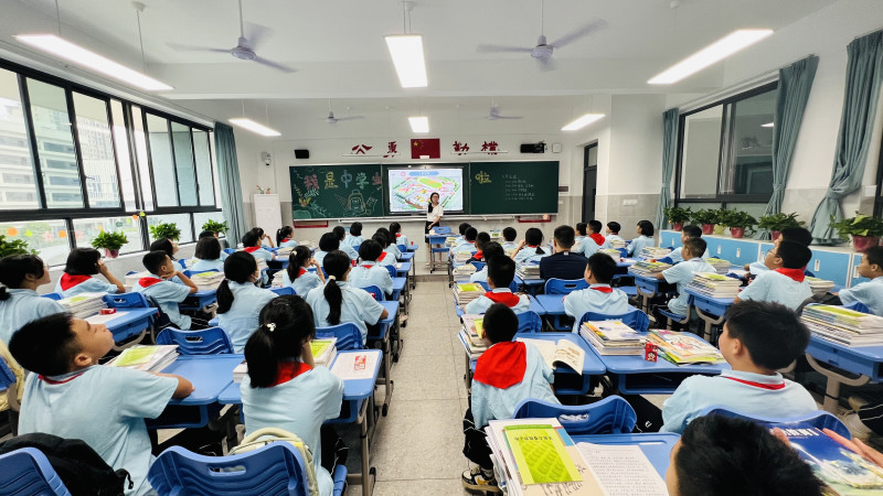新学期,同学们开启诗意般的美好生活。 新学期,同学们开启诗意般的美好生活。