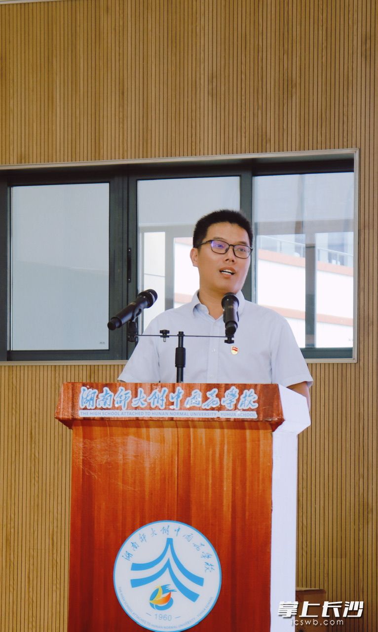 湖南师大附中雨花学校党总支书记刘灵松的开学第一讲。长沙晚报通讯员 李蓉 摄 湖南师大附中雨花学校党总支书记刘灵松的开学第一讲。长沙晚报通讯员 李蓉 摄