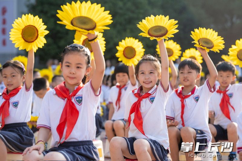 同升学子挥动着国旗,挥舞着向日葵,开心地迎接自己的开学第一课。 同升学子挥动着国旗,挥舞着向日葵,开心地迎接自己的开学第一课。