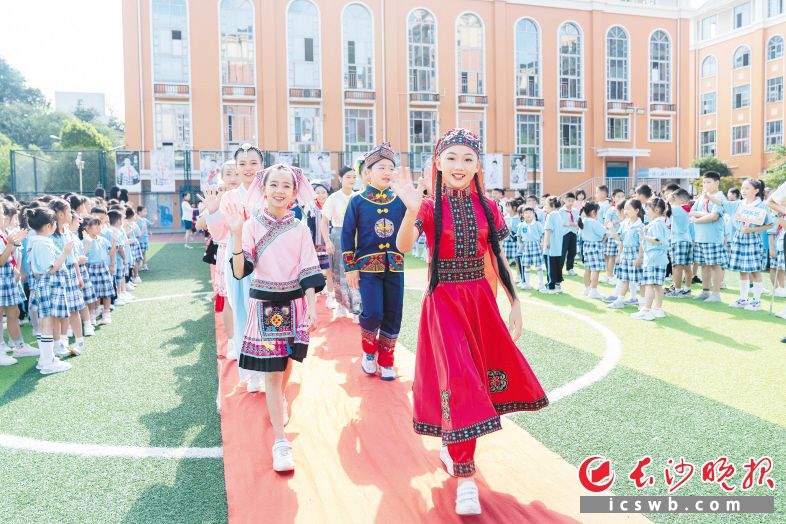 4日上午,天心区仰天湖桂花坪小学的同学们身穿民族服装,举行了一场别开生面的开学典礼。 长沙晚报全媒体记者 周数邑 摄 4日上午,天心区仰天湖桂花坪小学的同学们身穿民族服装,举行了一场别开生面的开学典礼。 长沙晚报全媒体记者 周数邑 摄