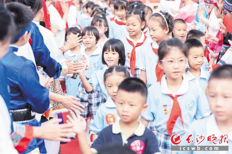 开学第一天,大哥哥大姐姐和新进校的小学弟学妹击掌表示欢迎。 长沙晚报全媒体记者 周数邑 摄 开学第一天,大哥哥大姐姐和新进校的小学弟学妹击掌表示欢迎。 长沙晚报全媒体记者 周数邑 摄