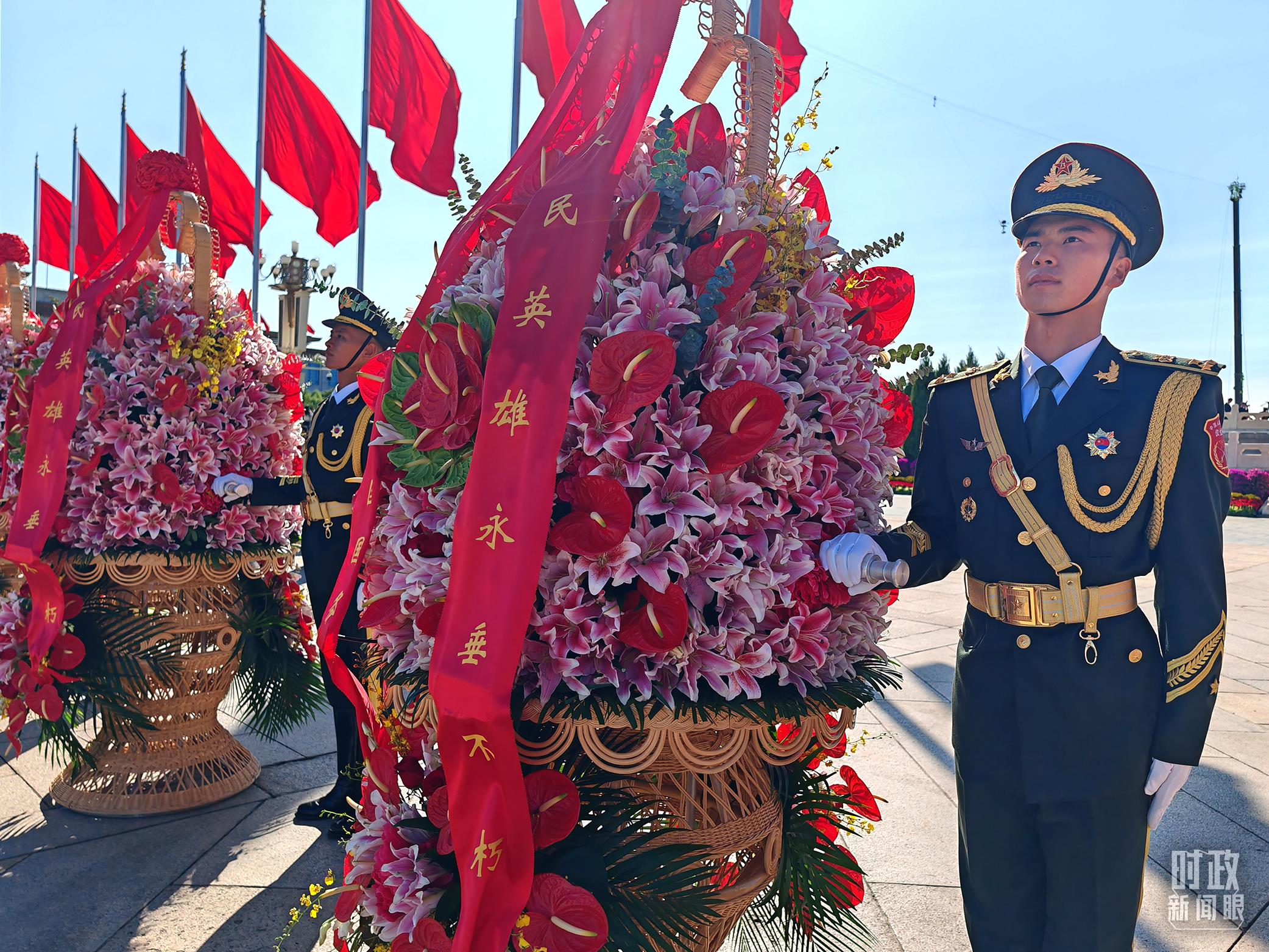 △仪式现场共有9个大型花篮。(总台央视记者周倜拍摄) △仪式现场共有9个大型花篮。(总台央视记者周倜拍摄)
