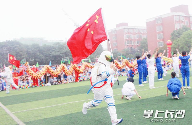 各个方阵以多种表演方式体现本次体育节主题。