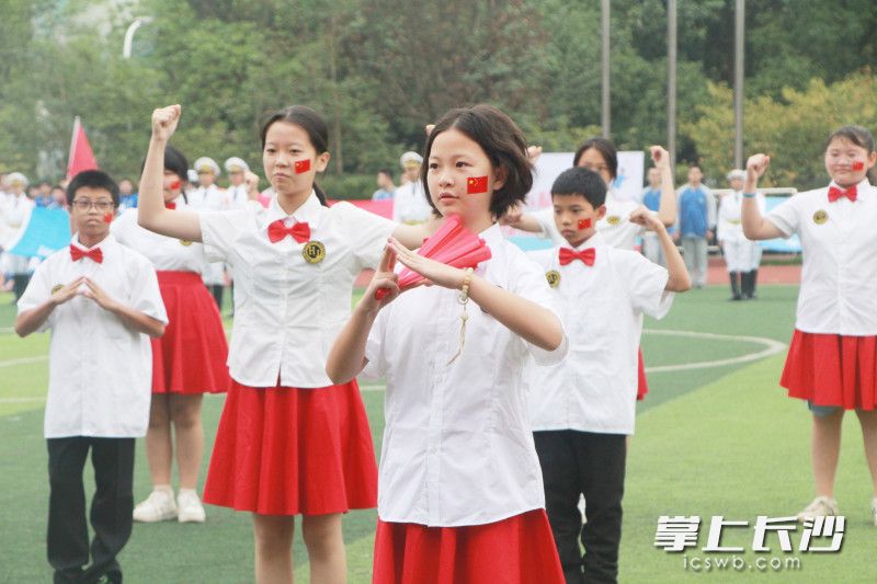 展现少年的青春活力。