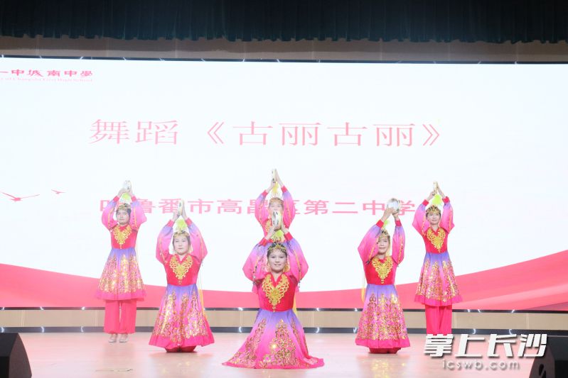 吐鲁番市中学生带来了精彩的舞蹈表演。
