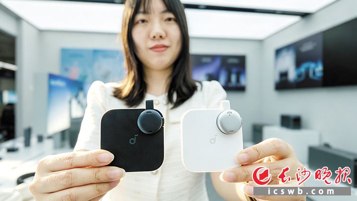 小小的AI录音豆,却有着强大的功能,正成为职场新宠。长沙晚报全媒体记者 陈飞 摄 小小的AI录音豆,却有着强大的功能,正成为职场新宠。长沙晚报全媒体记者 陈飞 摄