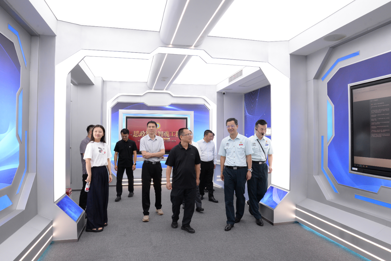 参观融媒体中心