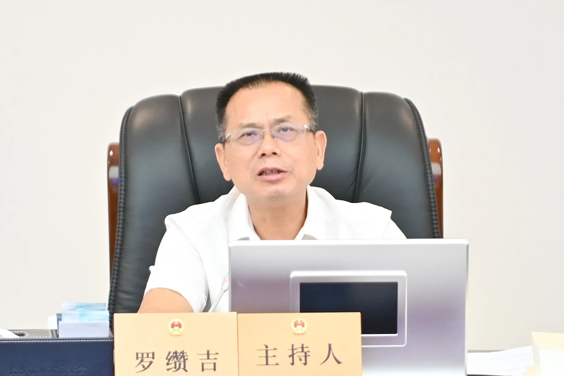 市人大常委会党组书记、主任罗缵吉主持并讲话。 市人大常委会党组书记、主任罗缵吉主持并讲话。