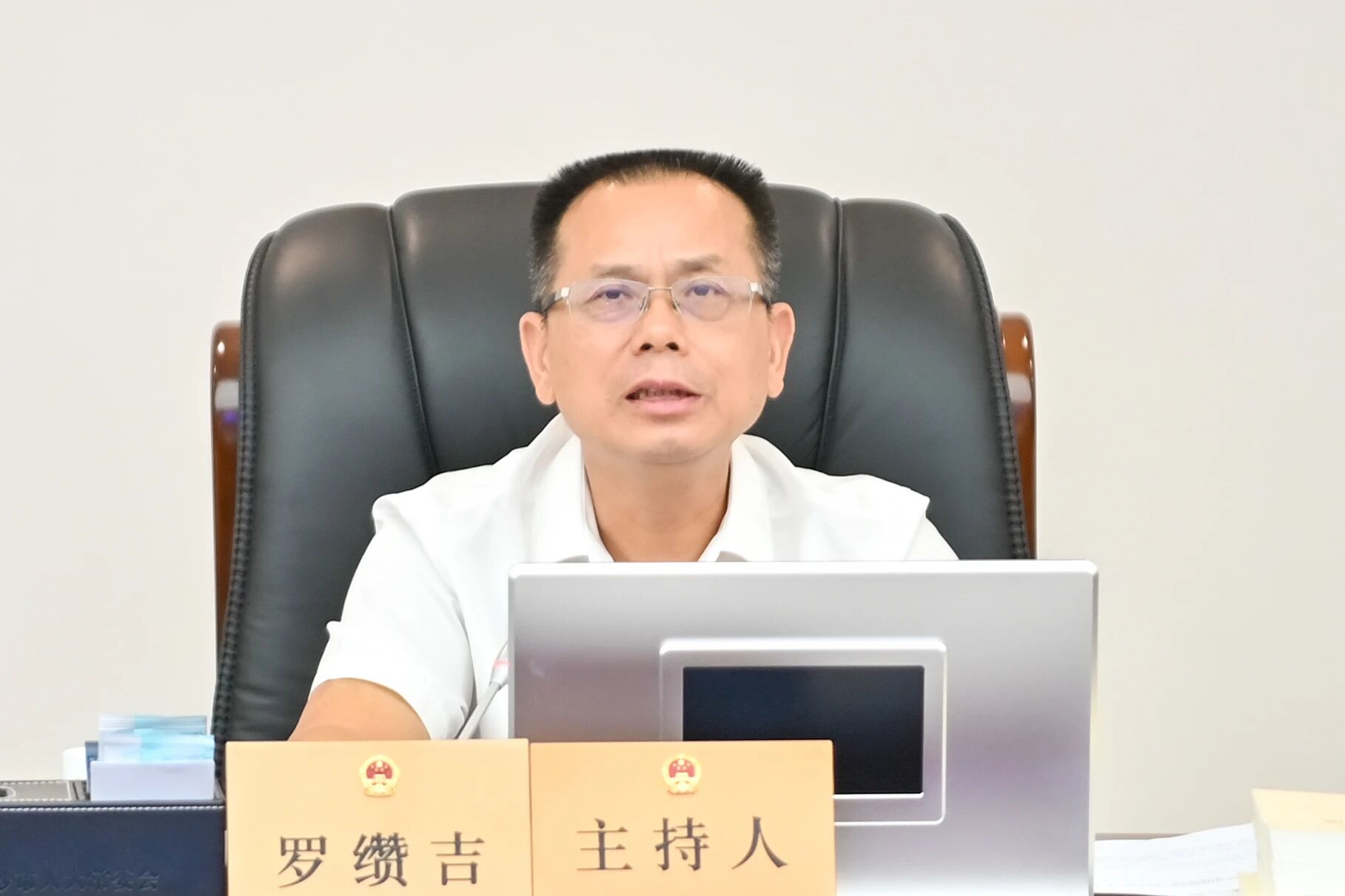 市人大常委会党组书记、主任罗缵吉讲话。