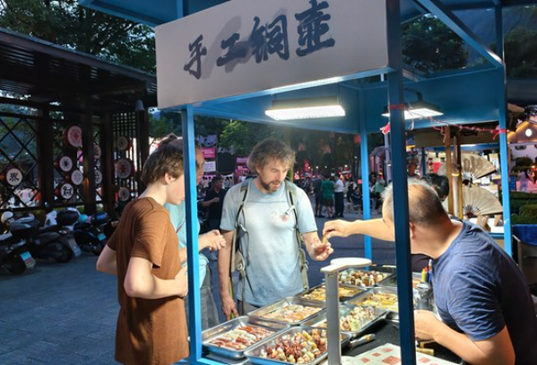 张家界市武陵源区索溪河畔夜市烟火。