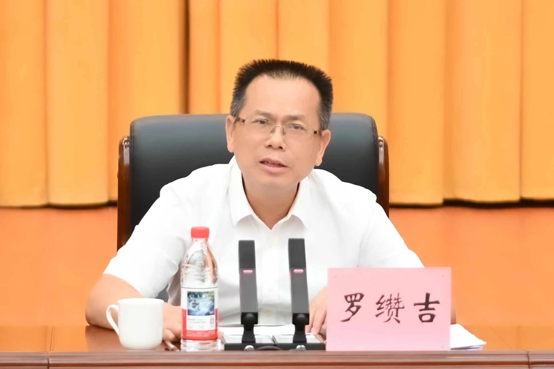 长沙市人大常委会党组书记、主任罗缵吉讲话。 长沙市人大常委会党组书记、主任罗缵吉讲话。