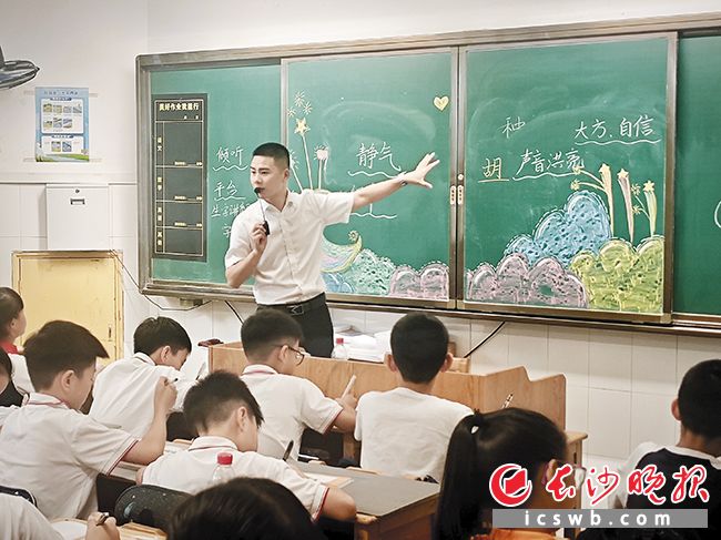 2026年秋季学期,全国中小学全面完成新教材替换,义务教育正式迈入新课标、新教材时代。砂子塘小学的课堂上,老师们的教学已经“升级更新”。长沙晚报通讯员 秦小平 摄 2026年秋季学期,全国中小学全面完成新教材替换,义务教育正式迈入新课标、新教材时代。砂子塘小学的课堂上,老师们的教学已经“升级更新”。长沙晚报通讯员 秦小平 摄