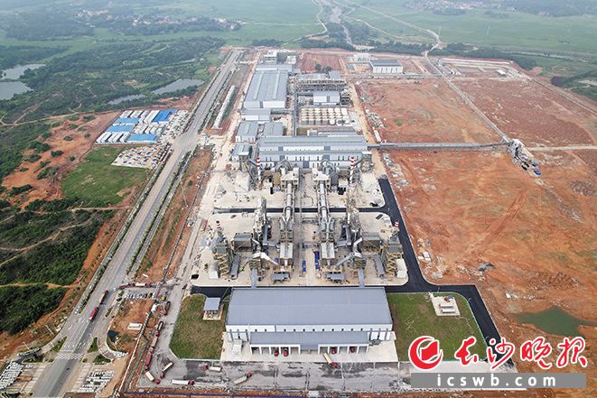 长沙有色院成功突破锂云母硫酸盐置换焙烧高效提锂关键技术,建成奉新时代年产3万吨碳酸锂标杆项目。 企业供图 长沙有色院成功突破锂云母硫酸盐置换焙烧高效提锂关键技术,建成奉新时代年产3万吨碳酸锂标杆项目。 企业供图