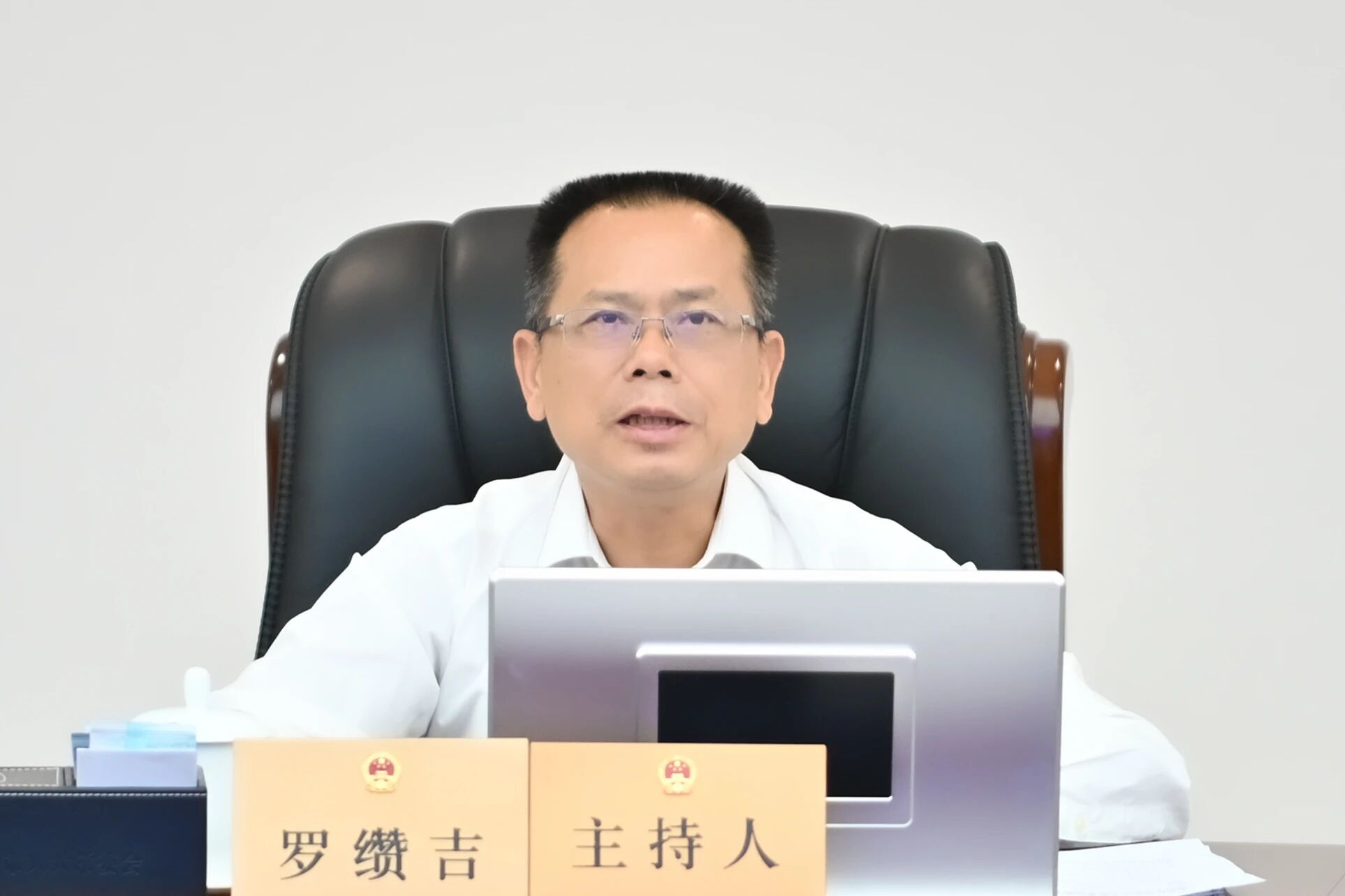 市人大常委会党组书记、主任罗缵吉讲话。