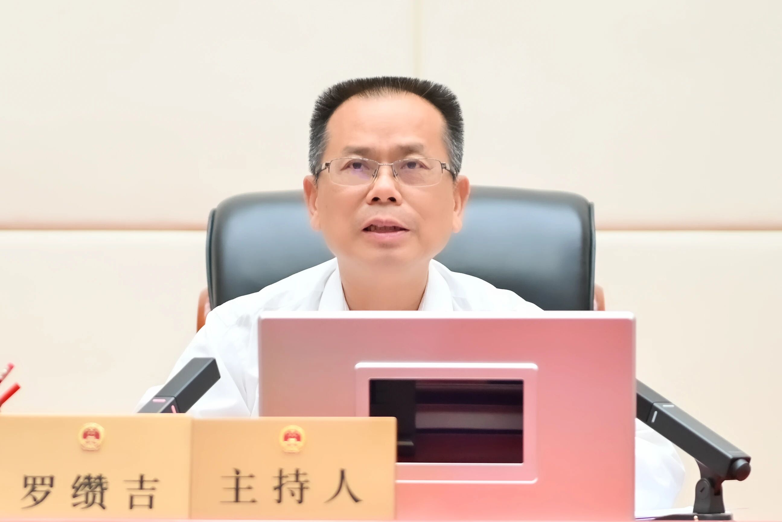 市人大常委会党组书记、主任罗缵吉讲话。