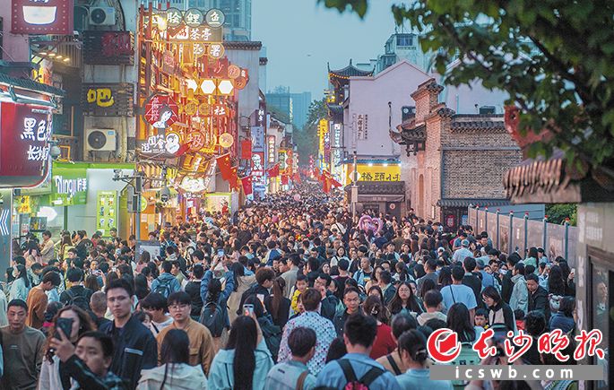 人潮涌动的太平街夜晚。均为长沙晚报全媒体记者 邹麟 摄 人潮涌动的太平街夜晚。均为长沙晚报全媒体记者 邹麟 摄