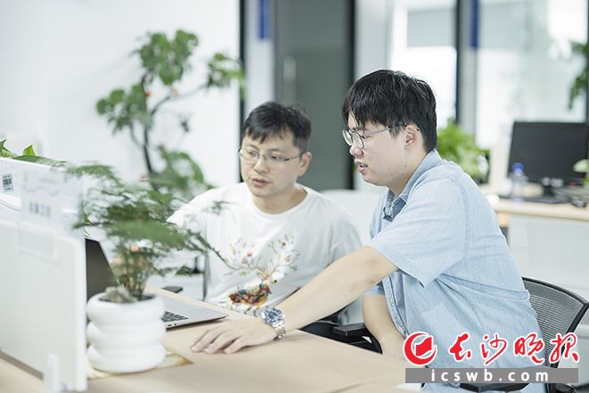 在浏阳火字印形设计有限公司的试验现场,一群跨界而来的青年,正试图用科技改写千年烟花产业的旧模样。图为陈文雄(右)和团队成员正在商讨实验方案。长沙晚报全媒体记者 黄启晴 摄 在浏阳火字印形设计有限公司的试验现场,一群跨界而来的青年,正试图用科技改写千年烟花产业的旧模样。图为陈文雄(右)和团队成员正在商讨实验方案。长沙晚报全媒体记者 黄启晴 摄