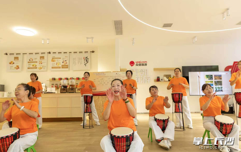 欢快的非洲鼓声拉开了“美邻银发·欢乐泉塘”空间正式开放的序幕。均为刑文金 摄 欢快的非洲鼓声拉开了“美邻银发·欢乐泉塘”空间正式开放的序幕。均为刑文金 摄