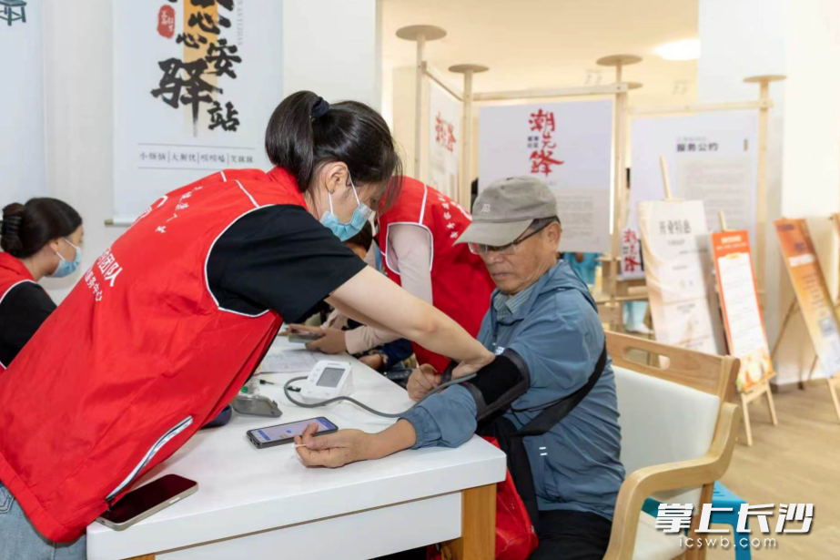 潮享康养区为居民测量血压。 潮享康养区为居民测量血压。