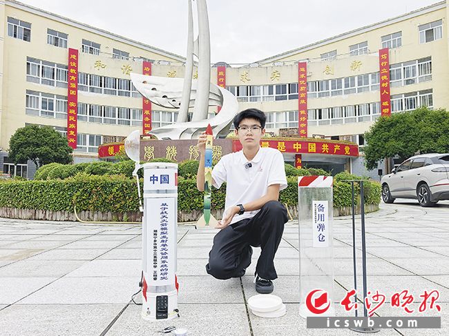 王桓睿展示自己设计制作的航天火箭模型发射装置。长沙晚报全媒体记者 张禹 摄 王桓睿展示自己设计制作的航天火箭模型发射装置。长沙晚报全媒体记者 张禹 摄