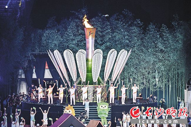 9月6日晚,湖南省第十五届运动会在益阳奥林匹克公园体育场启幕。图为本届省运会火炬点燃。均为长沙晚报全媒体记者 余劭劼 摄 9月6日晚,湖南省第十五届运动会在益阳奥林匹克公园体育场启幕。图为本届省运会火炬点燃。均为长沙晚报全媒体记者 余劭劼 摄