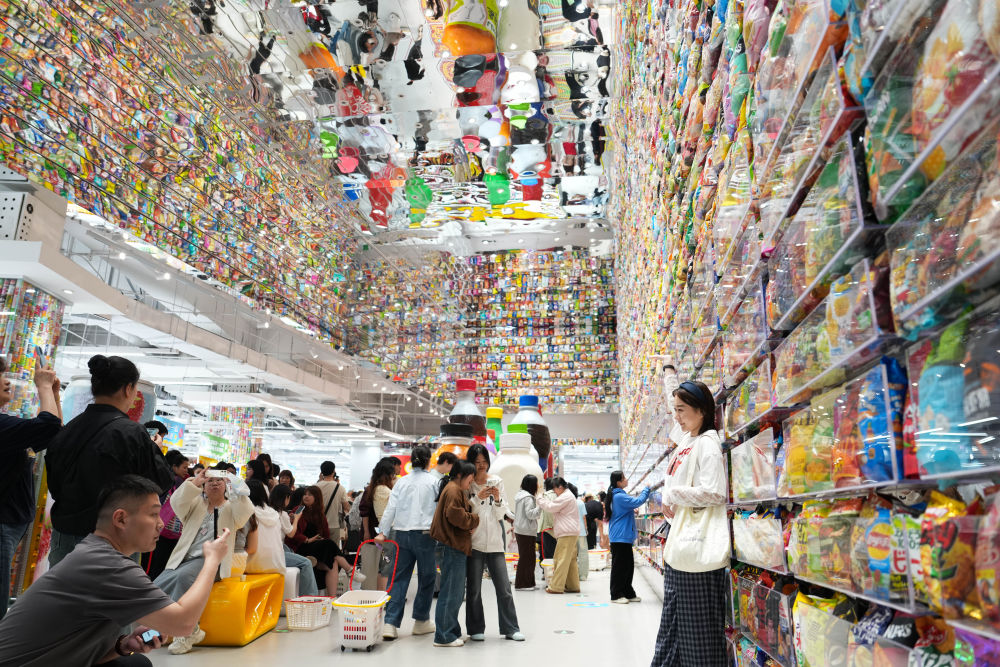 市民在位于湖南长沙芙蓉广场的“零食王国”内拍照打卡（2026年4月17日摄）。新华社记者 陈振海 摄