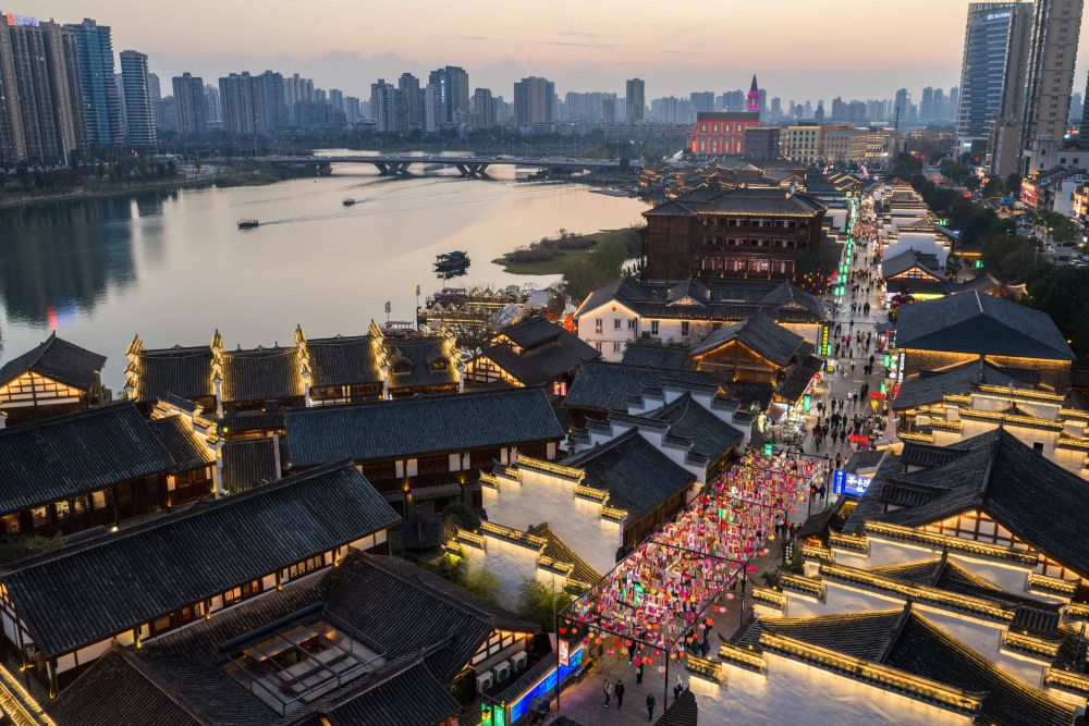 湖南常德穿紫河畔常德河街景色（2026年3月11日摄，无人机照片）。新华社记者 陈思汗 摄