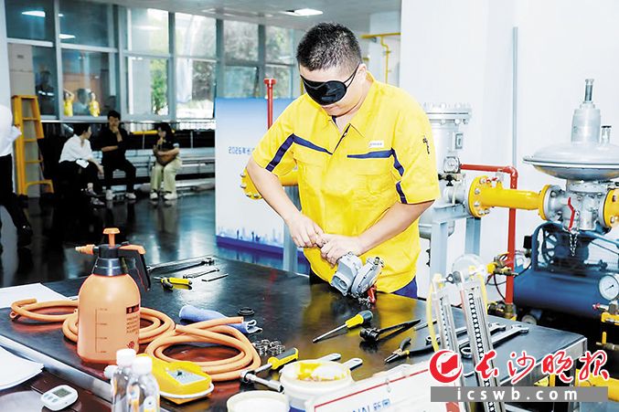 参赛选手在装卸调压器。长沙晚报全媒体记者 邹麟 摄