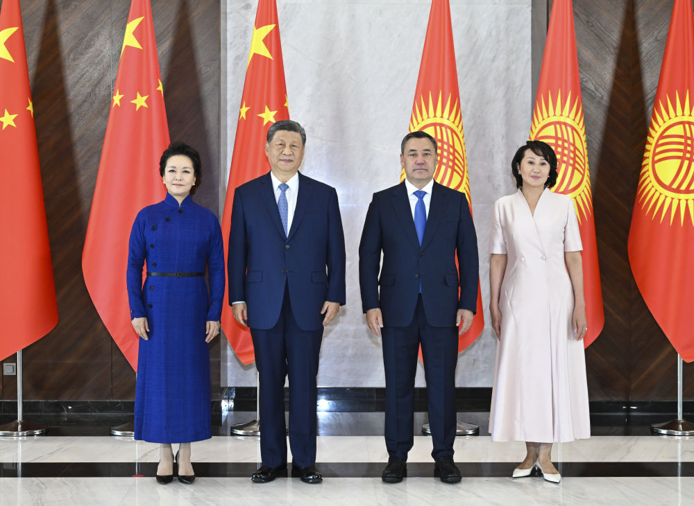 当地时间8月31日上午,吉尔吉斯斯坦总统扎帕罗夫同中国国家主席习近平在比什凯克和谐宫举行会谈。这是习近平和夫人彭丽媛同扎帕罗夫和夫人扎帕罗娃在两国国旗前合影。新华社记者 燕雁 摄 当地时间8月31日上午,吉尔吉斯斯坦总统扎帕罗夫同中国国家主席习近平在比什凯克和谐宫举行会谈。这是习近平和夫人彭丽媛同扎帕罗夫和夫人扎帕罗娃在两国国旗前合影。新华社记者 燕雁 摄