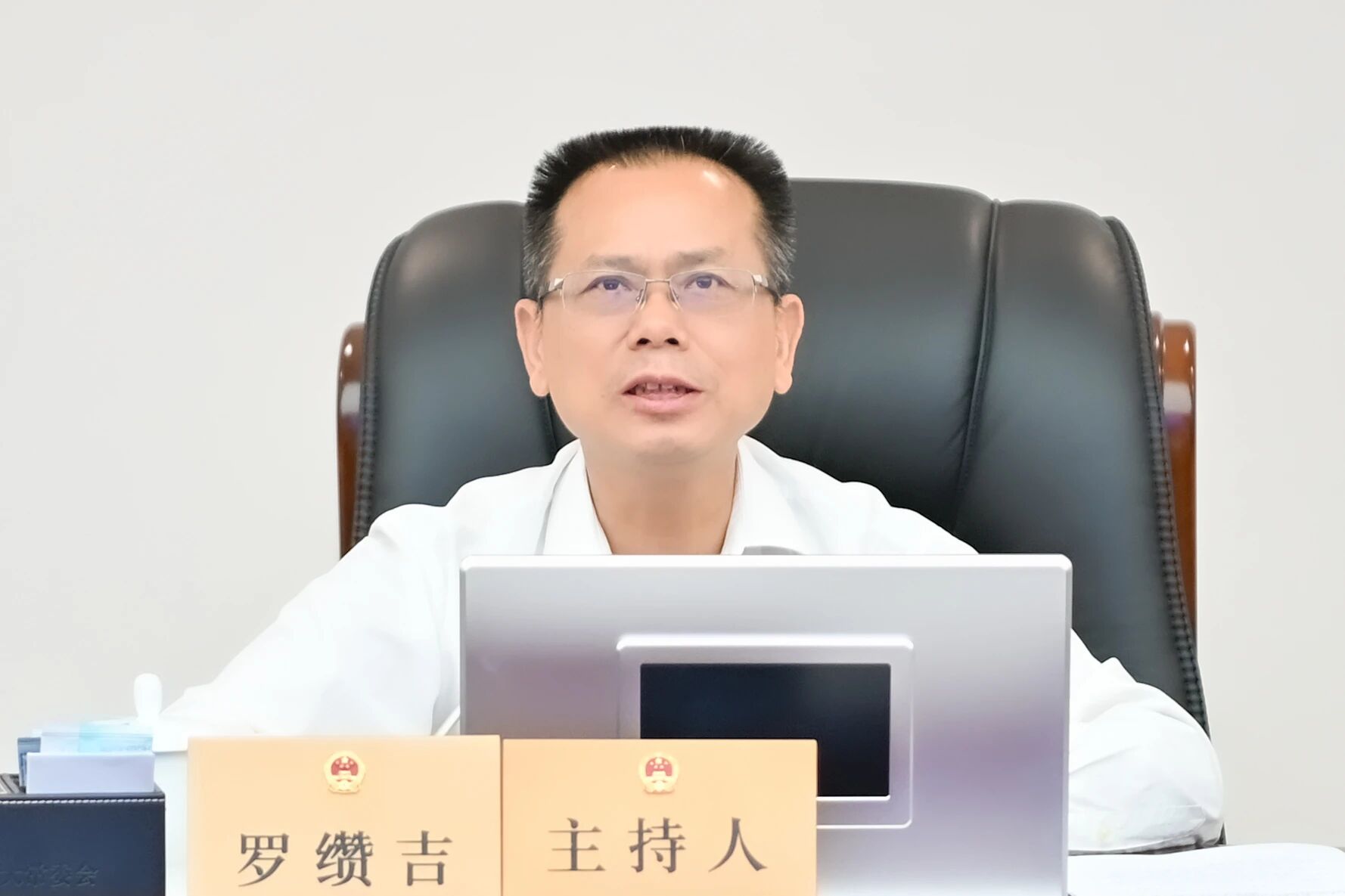 市人大常委会党组书记、主任罗缵吉讲话。
