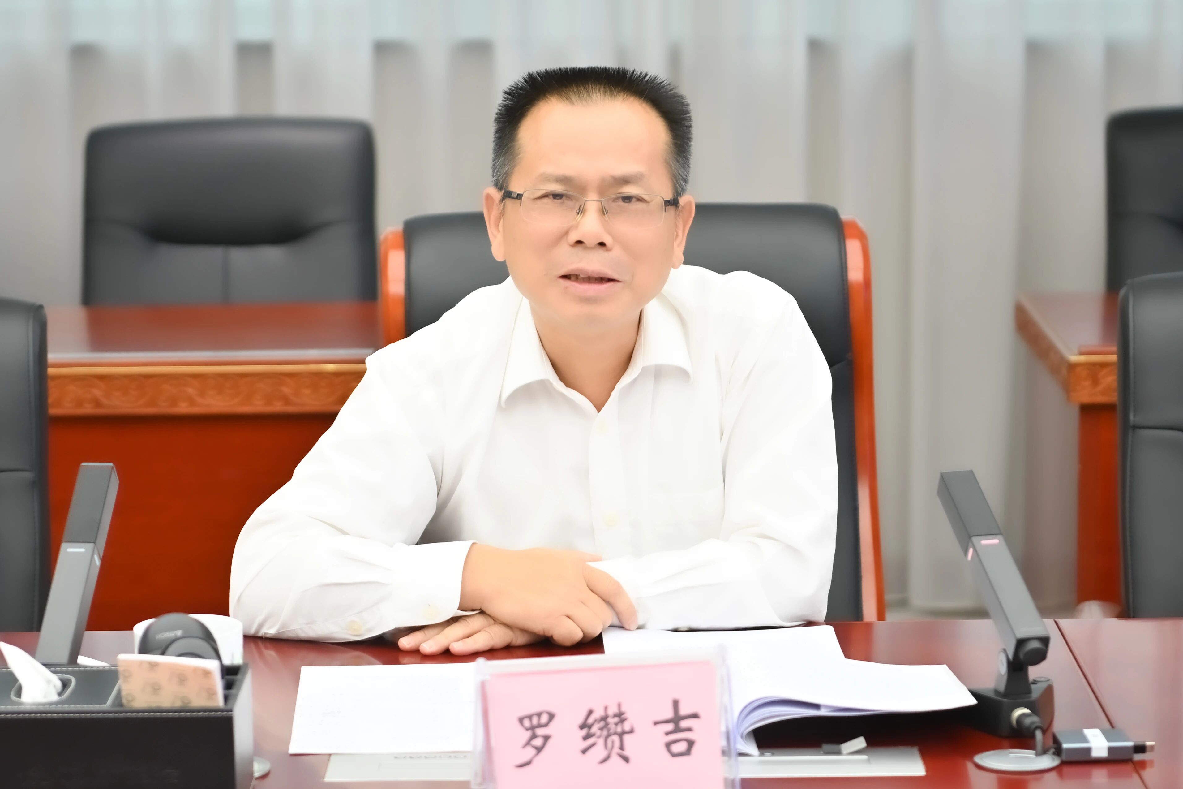 市人大常委会党组书记、主任罗缵吉讲话。